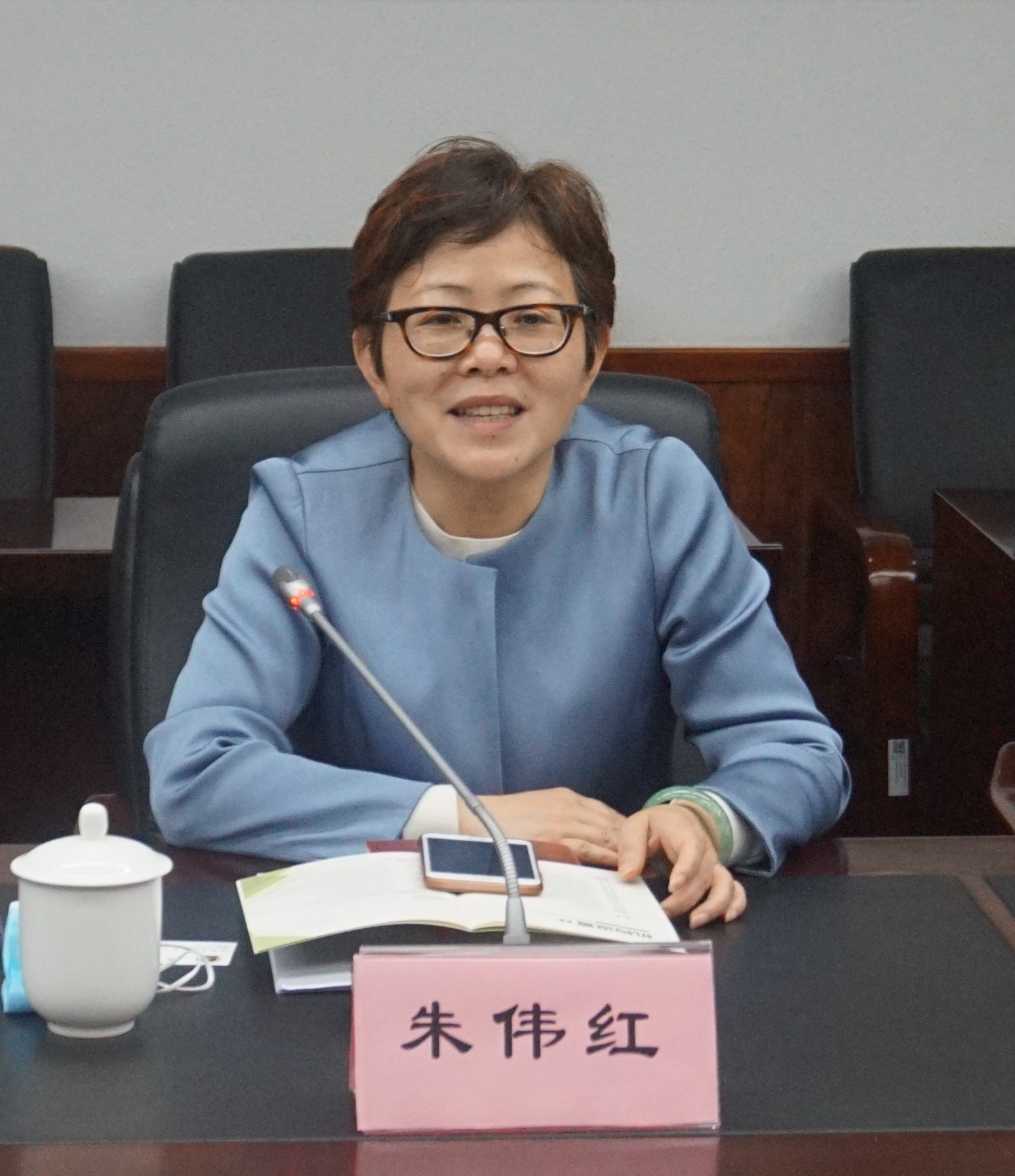 徐匯區人大常委會(huì )副主任、區總工會(huì )主席朱偉紅一行調研協(xié)會(huì )